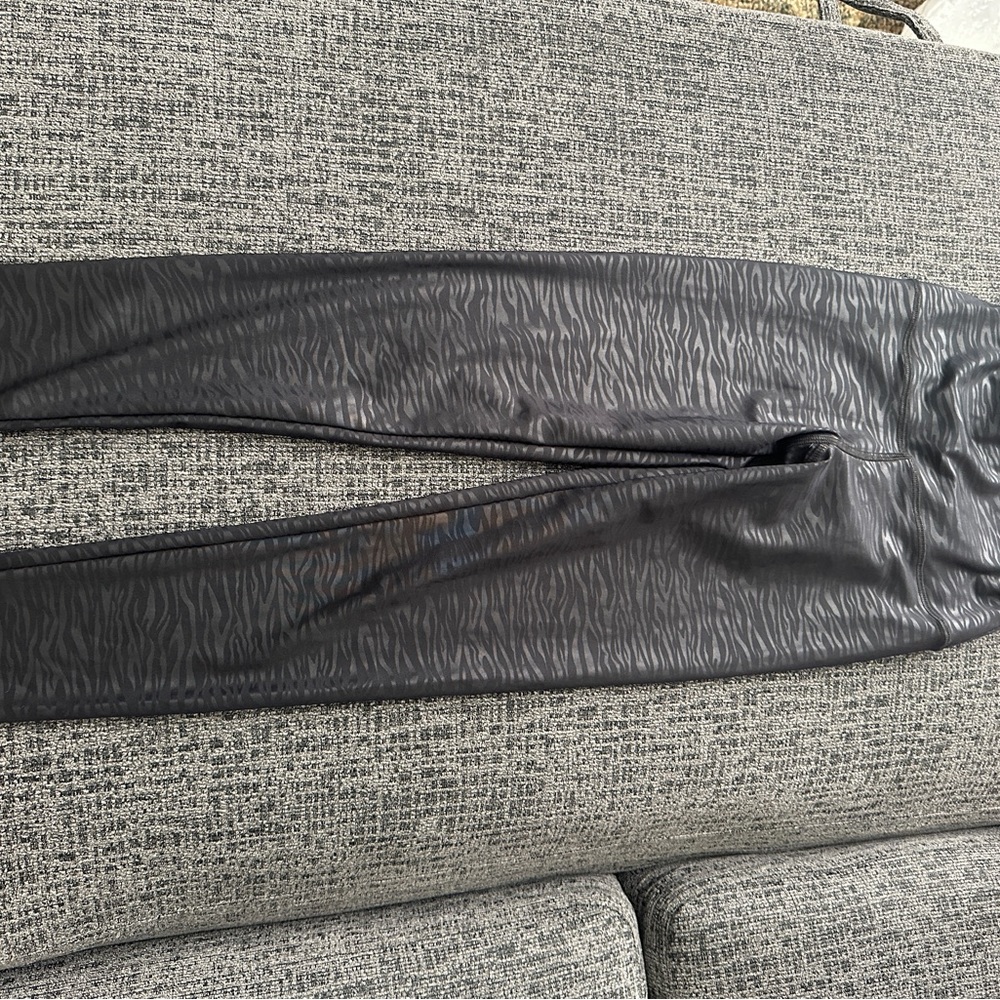 Strut this Black Textured Leggings